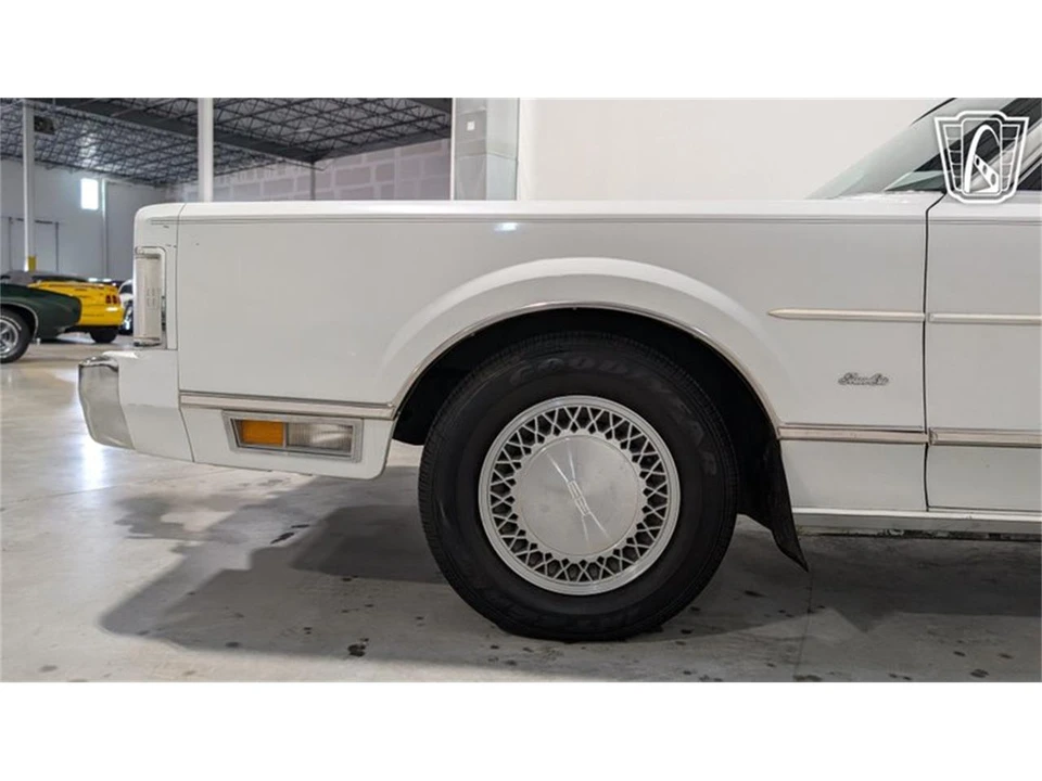 1988 Lincoln Town Car - Image 24 of 31