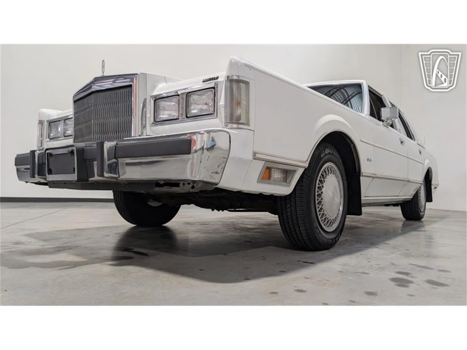 1988 Lincoln Town Car - Image 4 of 31