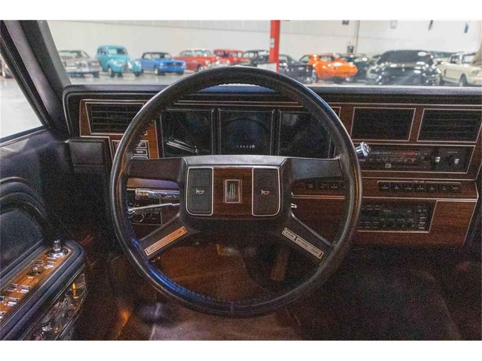 1988 Lincoln Town Car - Image 10 of 31