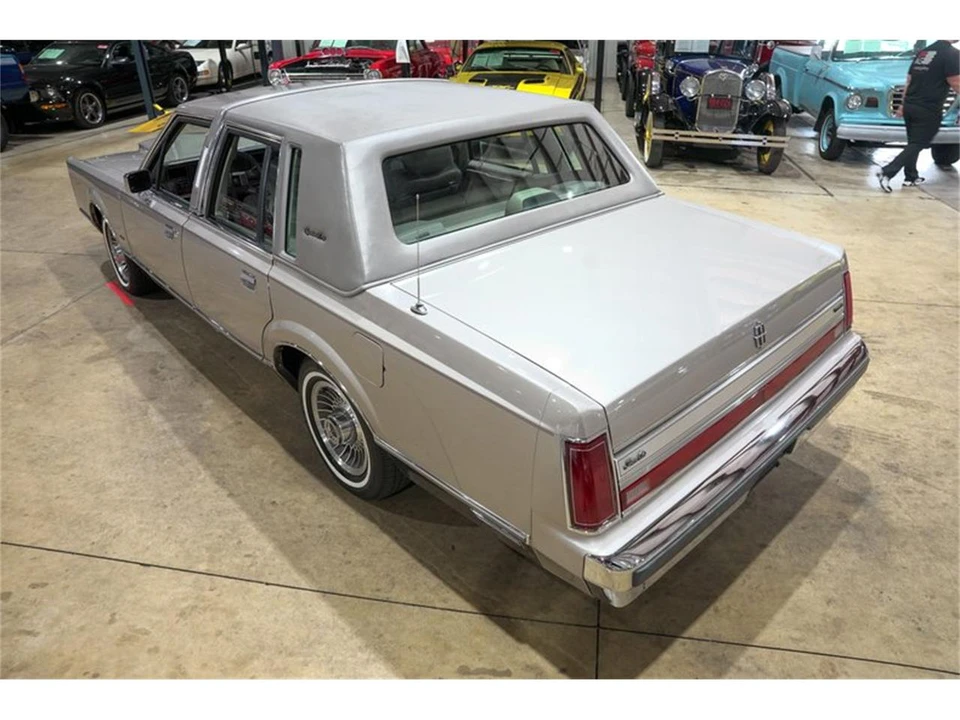 1988 Lincoln Town Car - Image 16 of 31