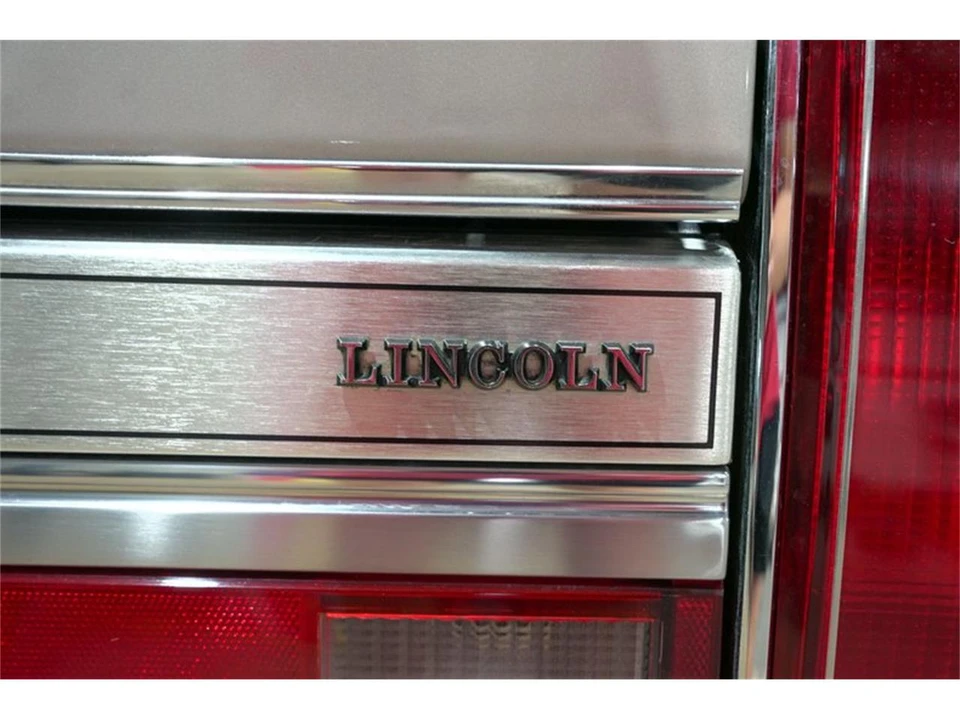 1988 Lincoln Town Car - Image 26 of 31