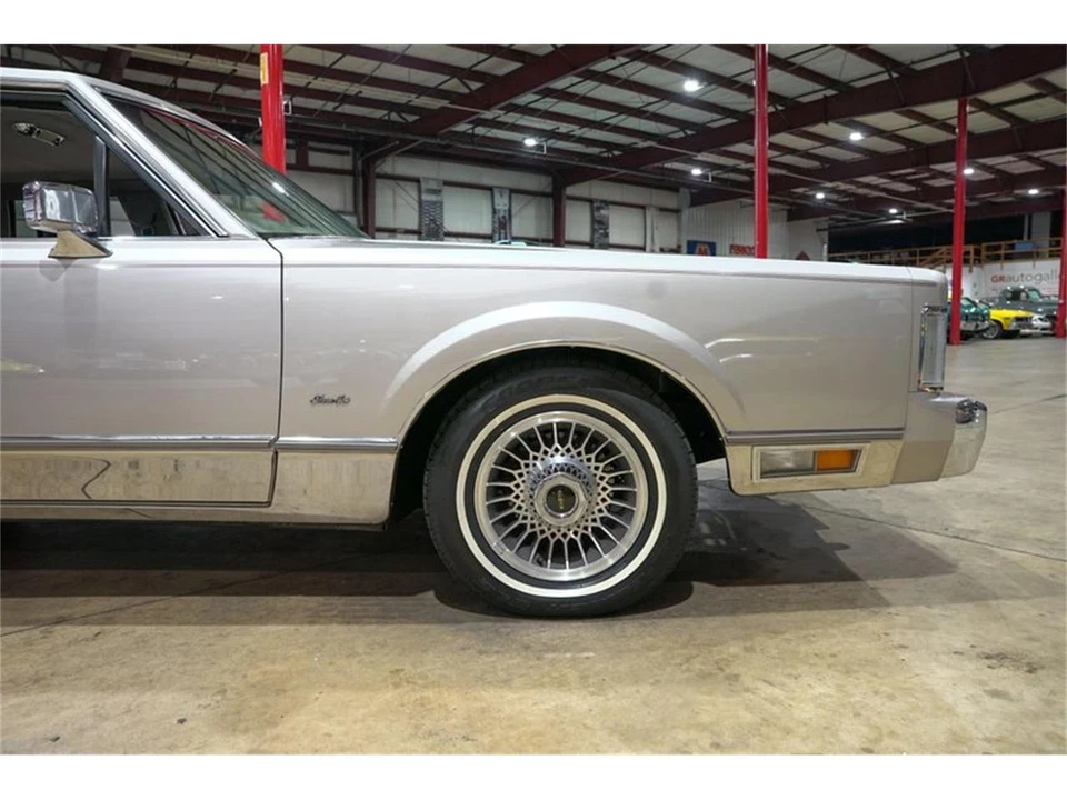 1988 Lincoln Town Car - Image 11 of 31