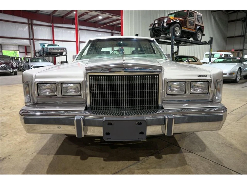 1988 Lincoln Town Car - Image 13 of 31