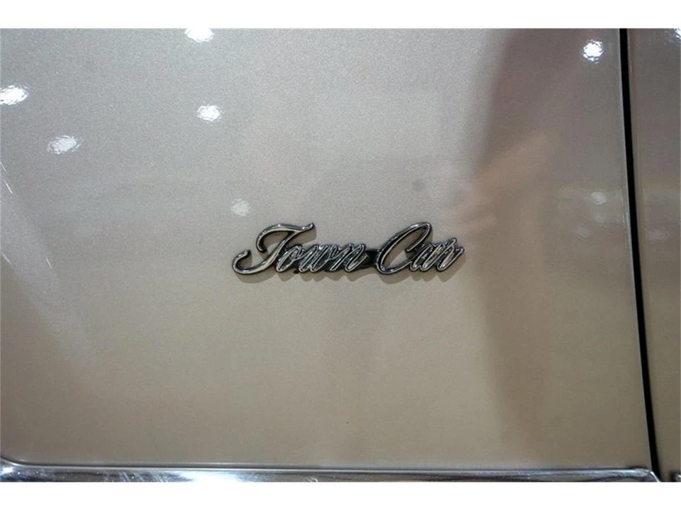 1988 Lincoln Town Car - Image 23 of 31