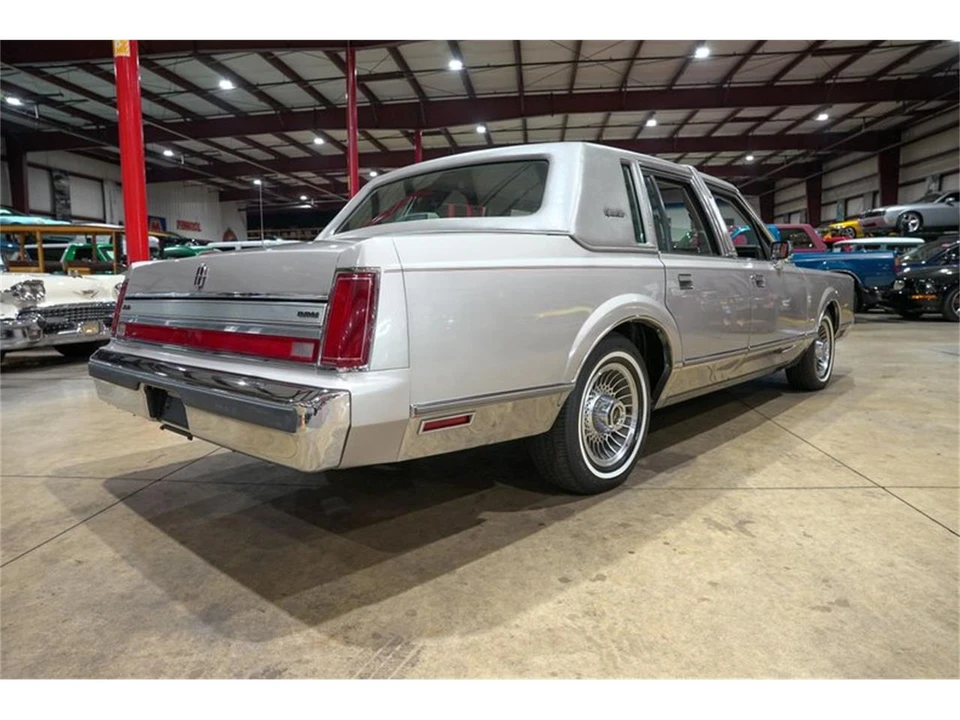 1988 Lincoln Town Car - Image 8 of 31