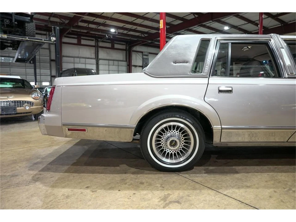 1988 Lincoln Town Car - Image 9 of 31