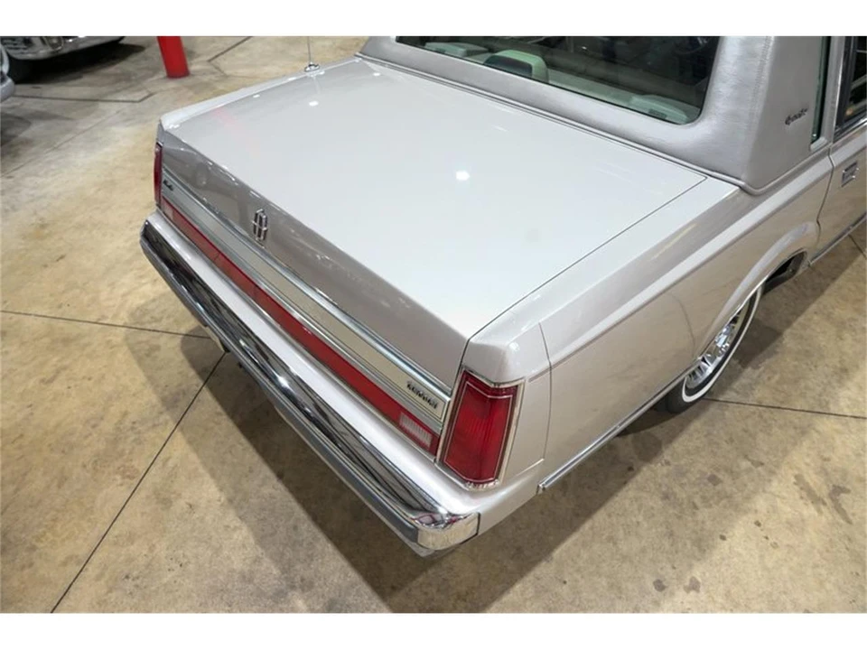 1988 Lincoln Town Car - Image 20 of 31