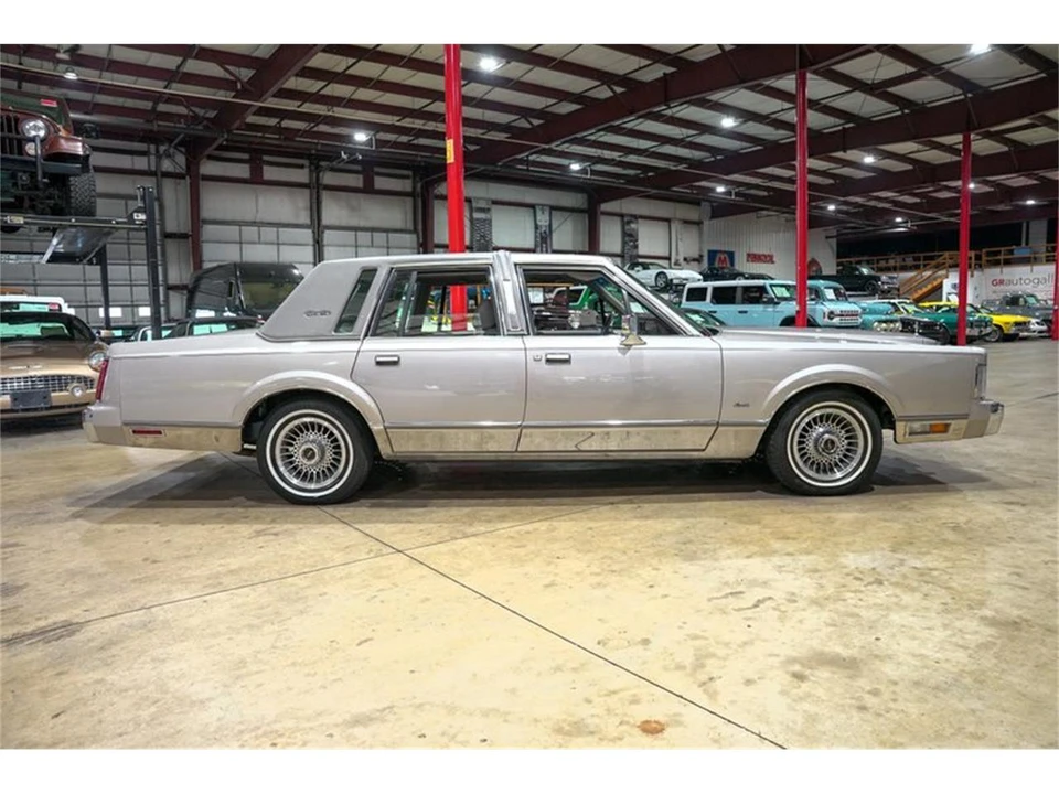 1988 Lincoln Town Car - Image 10 of 31