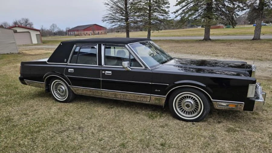 1988 Lincoln Town Car - Image 2 of 17