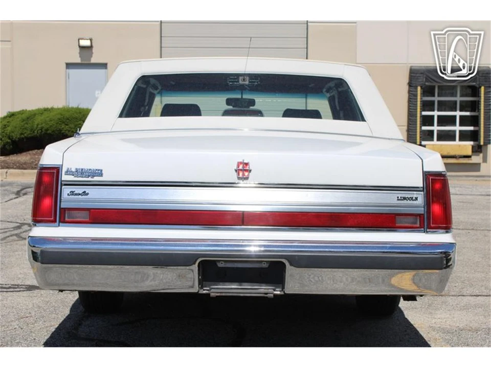 1988 Lincoln Town Car - Image 11 of 31