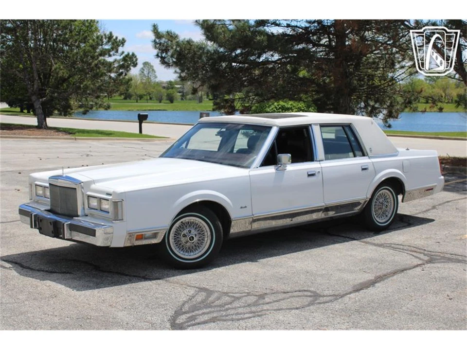1988 Lincoln Town Car - Image 2 of 31