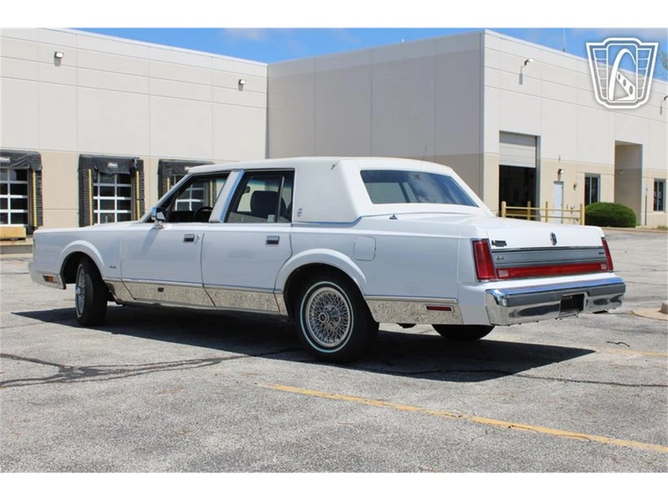 1988 Lincoln Town Car - Image 8 of 31