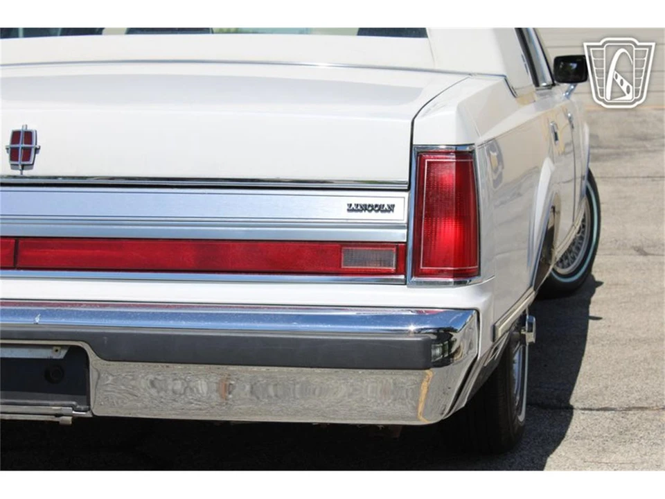 1988 Lincoln Town Car - Image 25 of 31
