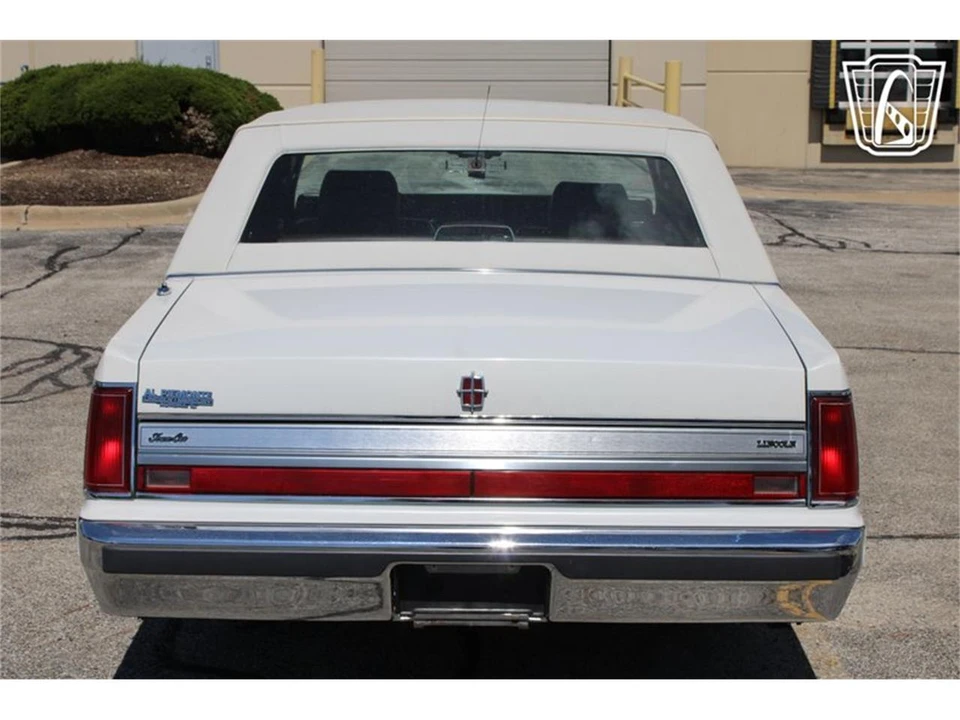1988 Lincoln Town Car - Image 10 of 31
