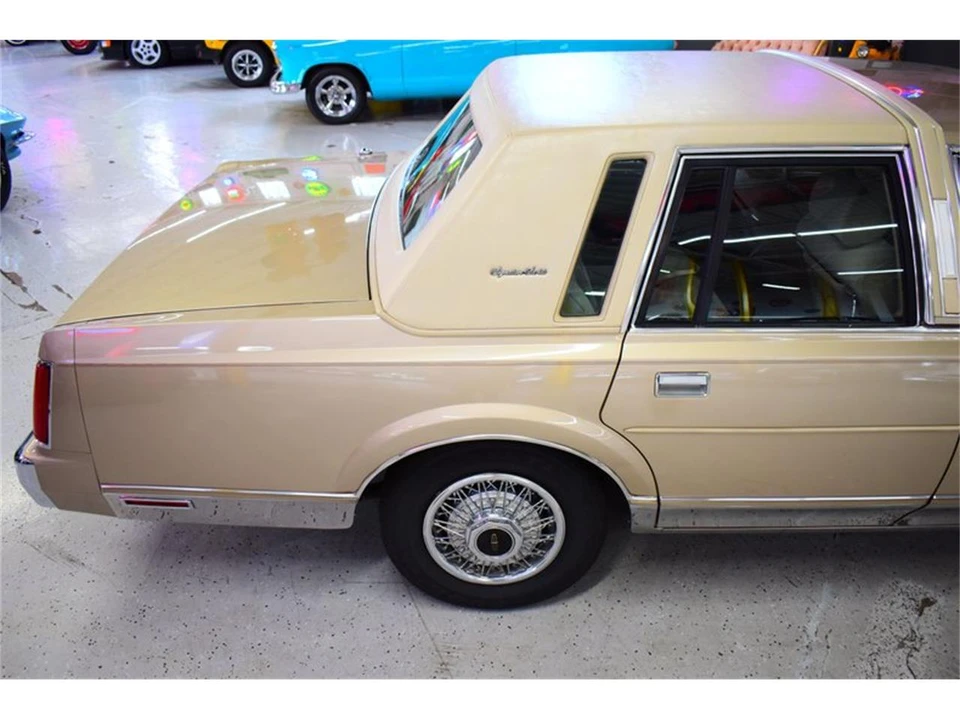 1988 Lincoln Town Car - Image 6 of 31