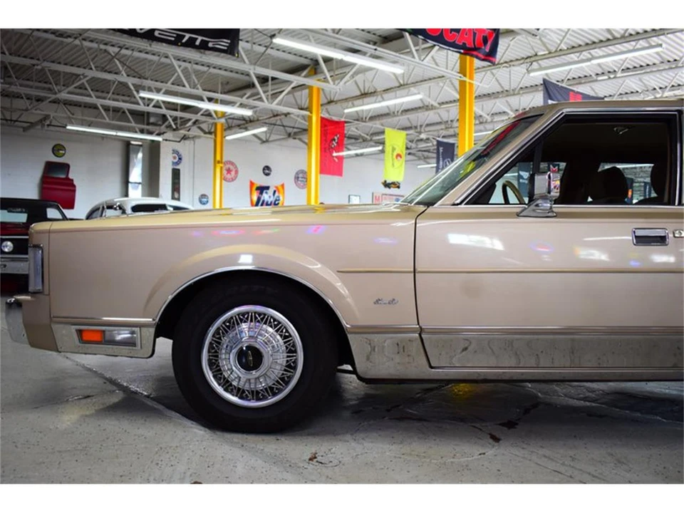 1988 Lincoln Town Car - Image 21 of 31