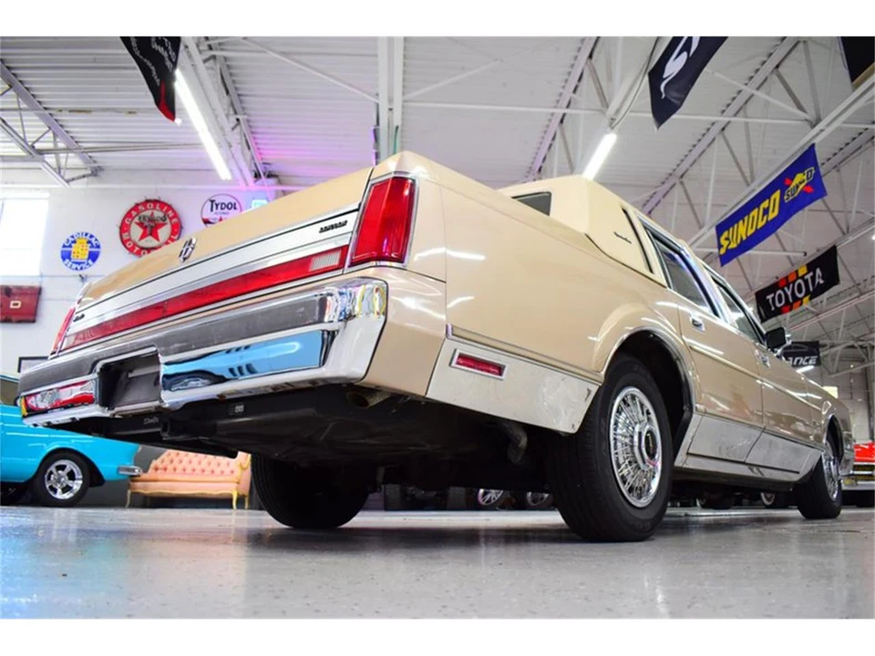 1988 Lincoln Town Car - Image 11 of 31