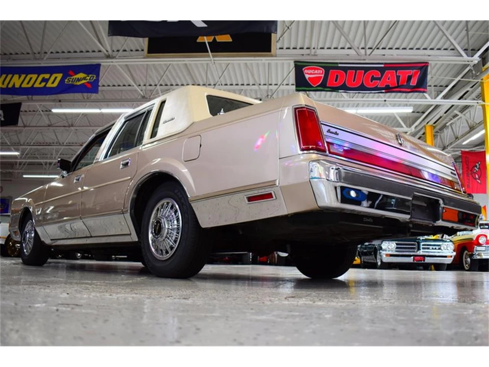 1988 Lincoln Town Car - Image 17 of 31