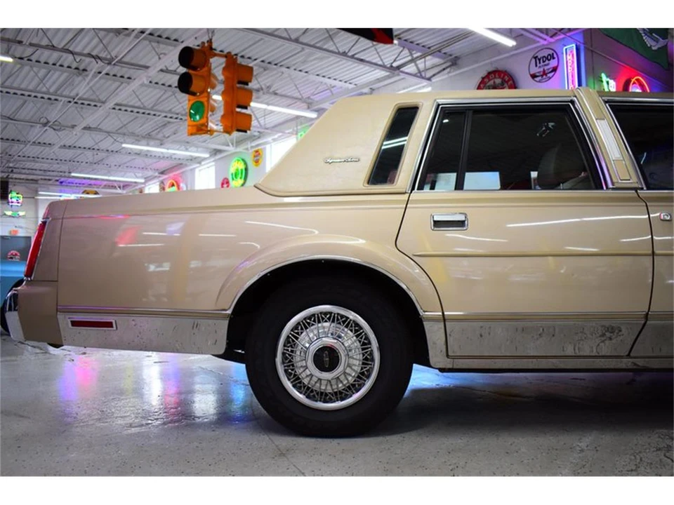 1988 Lincoln Town Car - Image 7 of 31