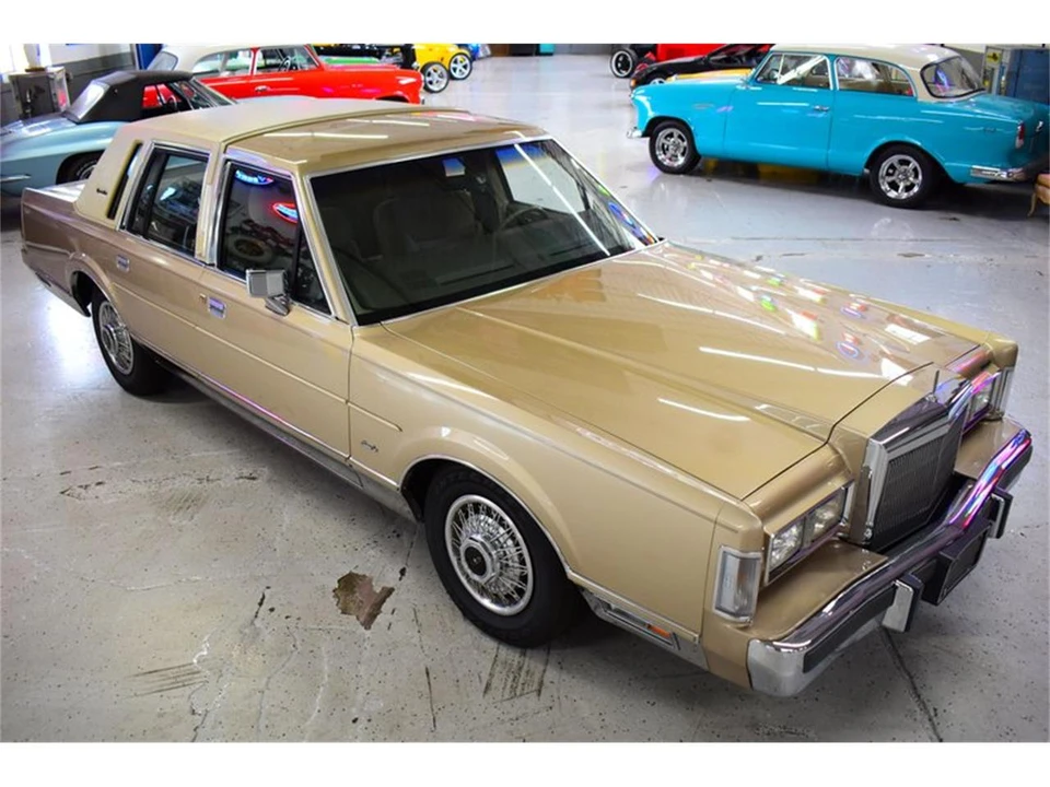 1988 Lincoln Town Car - Image 2 of 31
