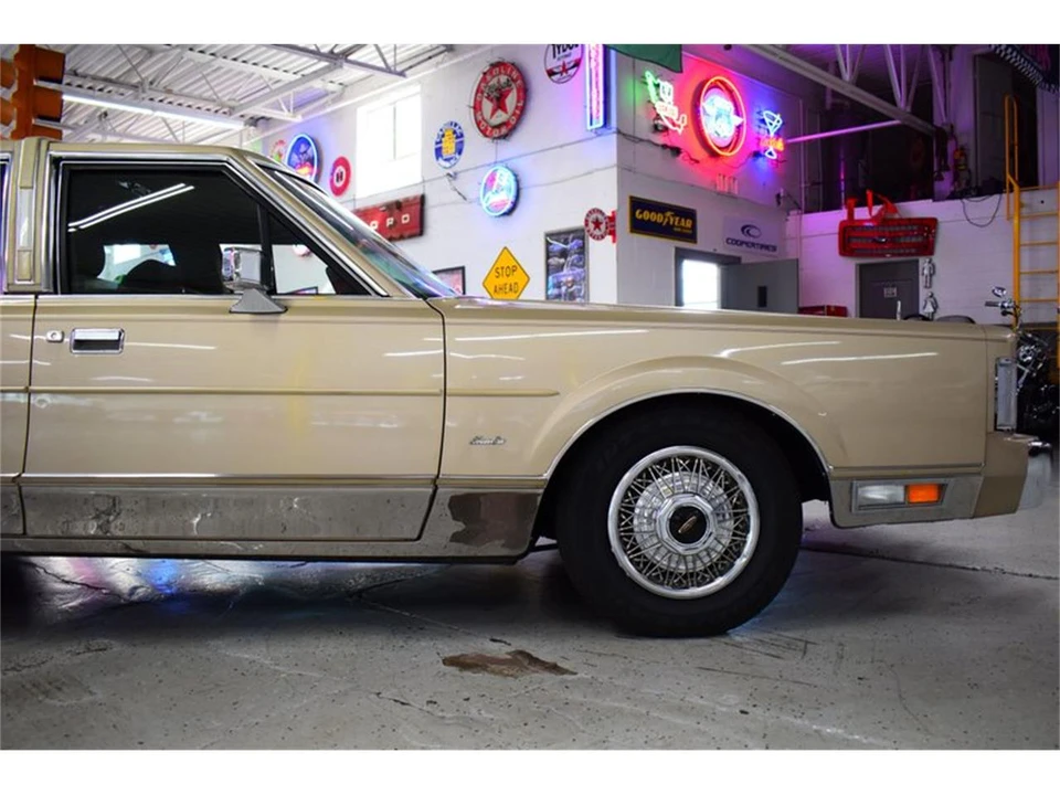 1988 Lincoln Town Car - Image 8 of 31