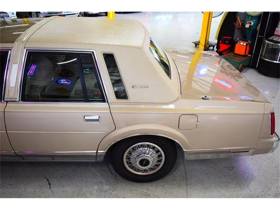 1988 Lincoln Town Car - Image 19 of 31