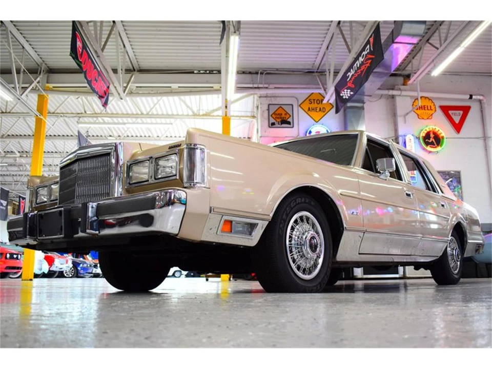 1988 Lincoln Town Car - Image 25 of 31