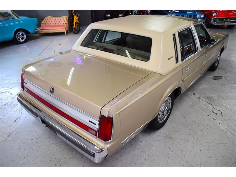 1988 Lincoln Town Car - Image 10 of 31