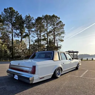 1988 Lincoln Town Car Executive Sedan 4D