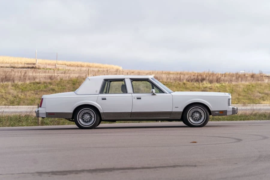 1988 Lincoln Town Car - Image 2 of 21