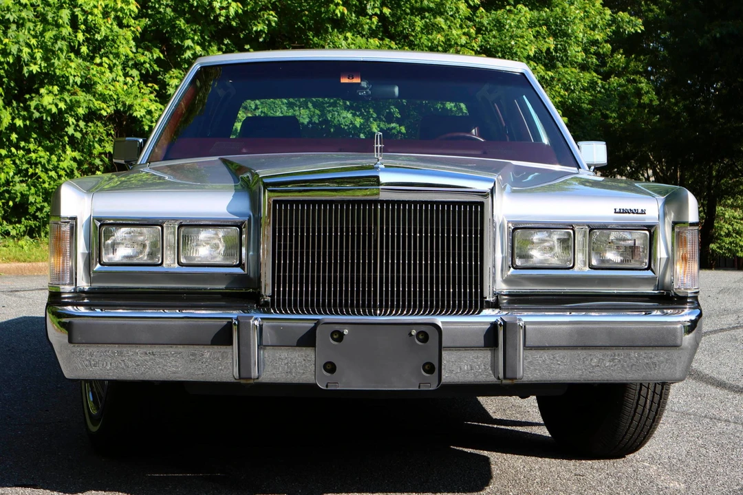 1988 Lincoln Town Car - Image 2 of 31