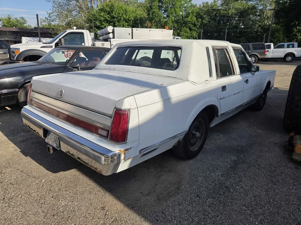 1988 Lincoln Town Car - Image 2 of 8