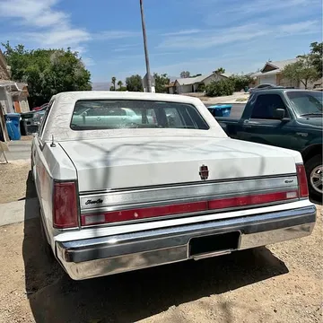 1988 Lincoln Town Car Signature Sedan 4D