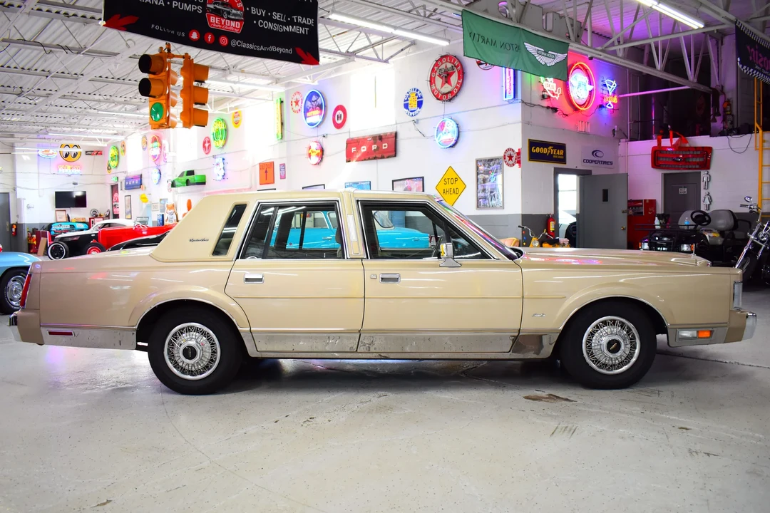 1988 Lincoln Town Car - Image 2 of 18