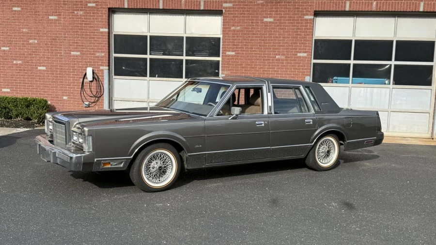 1988 Lincoln Town Car - Image 2 of 15