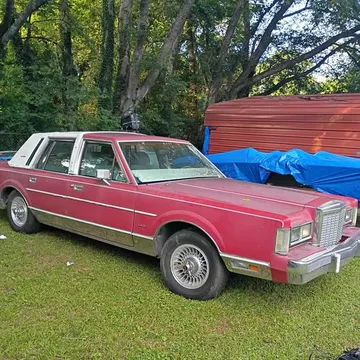 1988 Lincoln Town Car Signature Touring Sedan 4D
