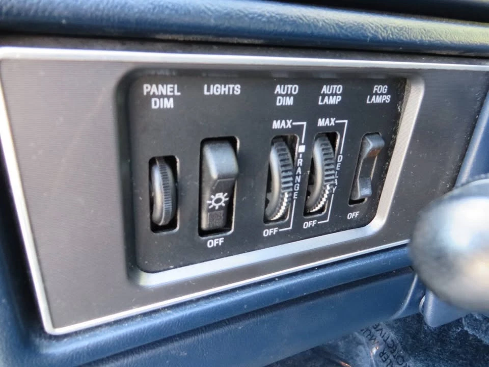 1988 Lincoln Continental Mark VII - Image 16 of 18