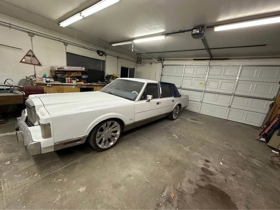 1988 Lincoln Town Car - Image 2 of 2
