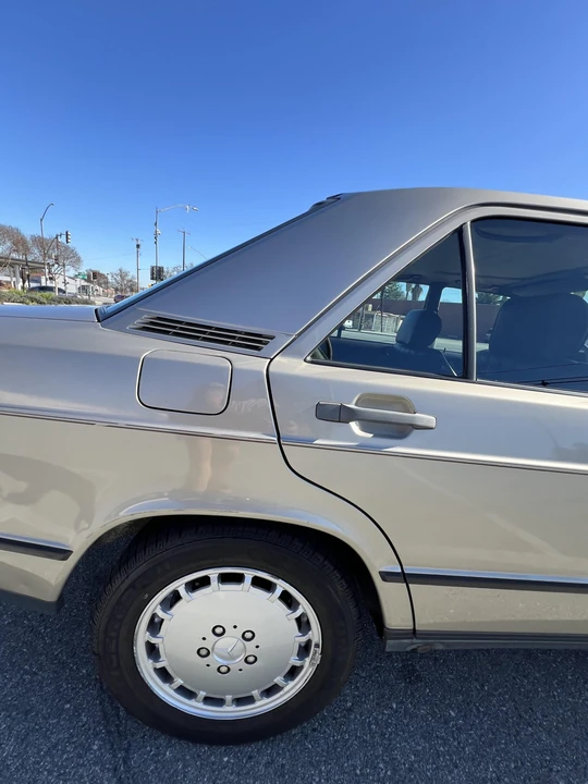 1988 Mercedes-Benz 190E - Image 12 of 31