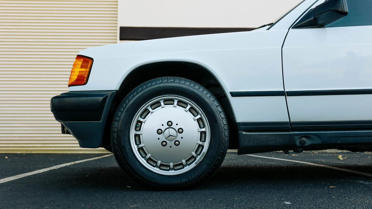 1988 Mercedes-Benz 190E - Image 14 of 31