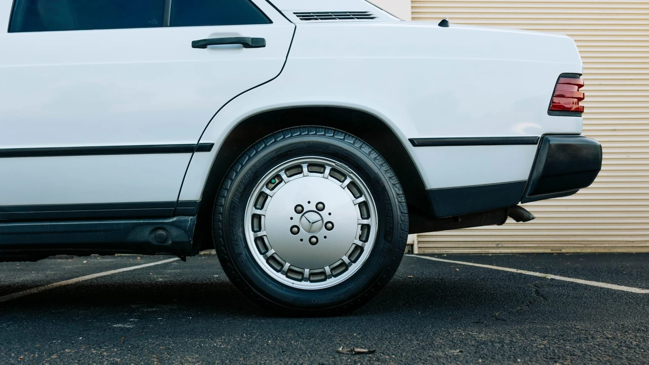 1988 Mercedes-Benz 190E - Image 15 of 31