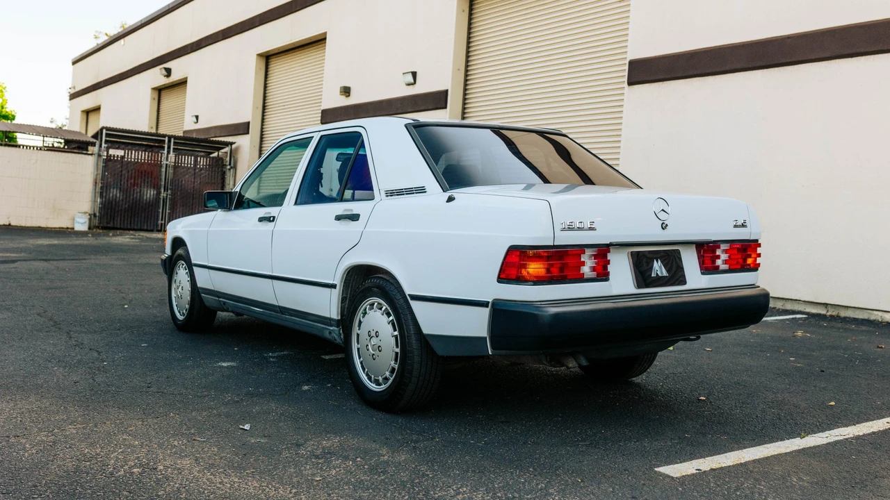 1988 Mercedes-Benz 190E - Image 12 of 31