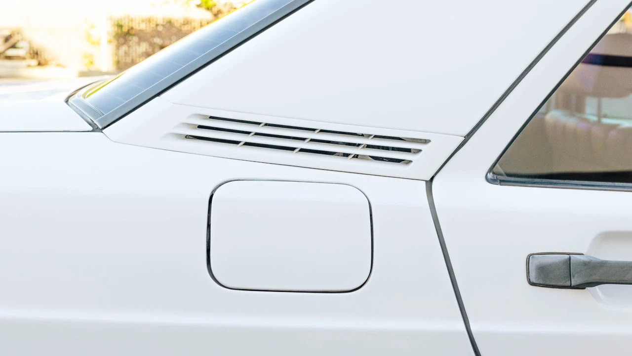 1988 Mercedes-Benz 190E - Image 16 of 31
