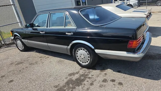 1988 Mercedes-Benz 300 SE Sedan 4D