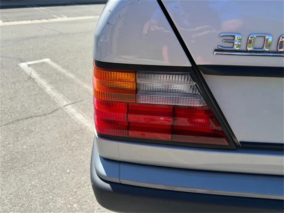 1988 Mercedes-Benz 190E - Image 11 of 31