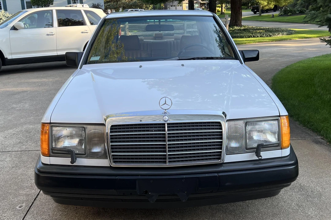 1988 Mercedes-Benz W124 E-Class - Image 2 of 31