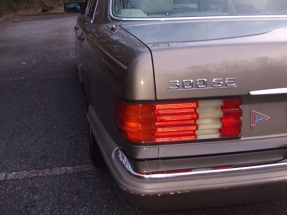 1988 Mercedes-Benz W126 S-Class Sedan - Image 12 of 31