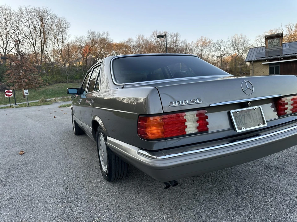 1988 Mercedes-Benz W126 S-Class Sedan - Image 28 of 31