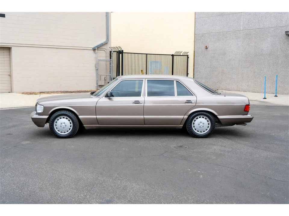 1988 Mercedes-Benz W126 S-Class Sedan - Image 4 of 28