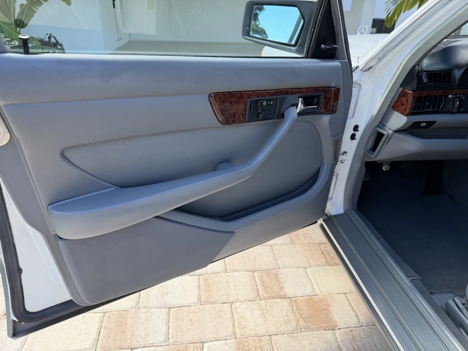 1988 Mercedes-Benz W126 S-Class Sedan - Image 19 of 21